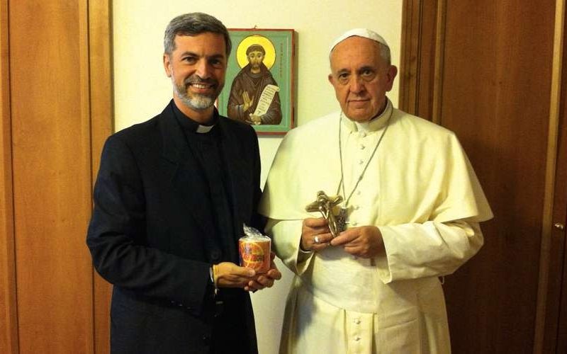 PAlexandreAwiMelloConPapaFrancisco_CreditoShonstatt.jpg
