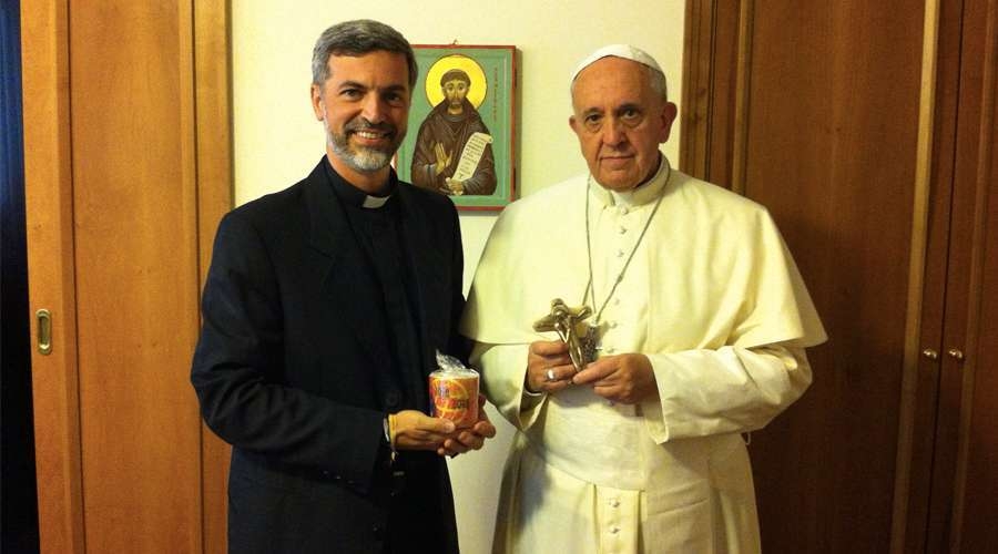 PAlexandreAwiMelloConPapaFrancisco_CreditoShonstatt.jpg