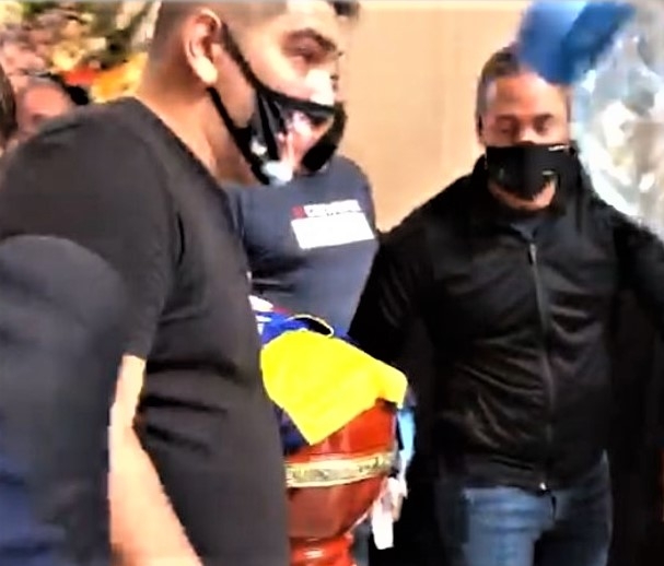 veloriodemaradonasellevanelferetro.jpg