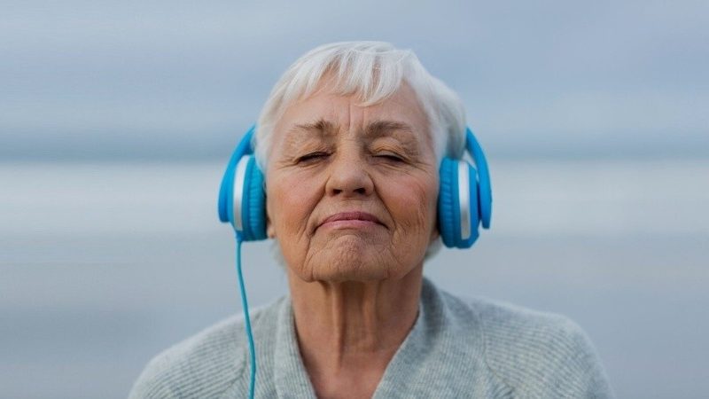 music-woman-headphones_1.jpg_1956802537.jpg