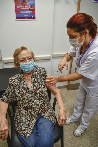 mujer 90 años vacuna.jpg