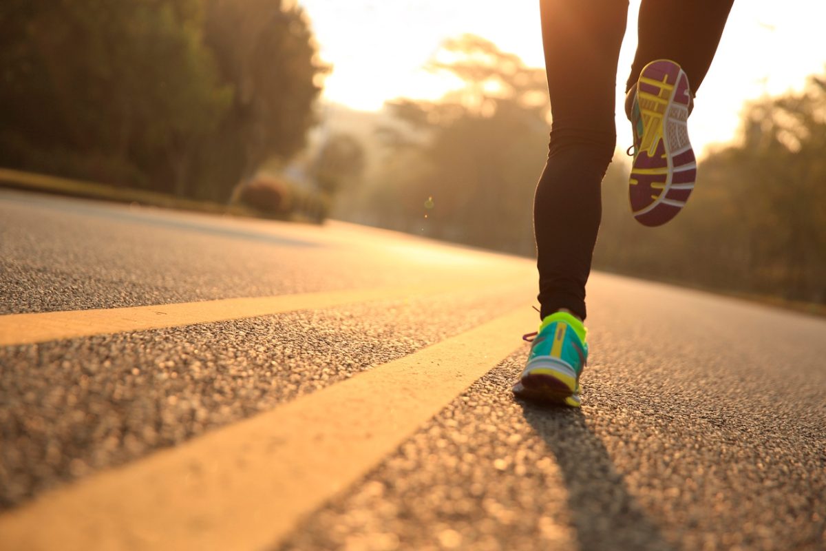 correr-runing-zapatillas-asfalto-atardecer.jpg
