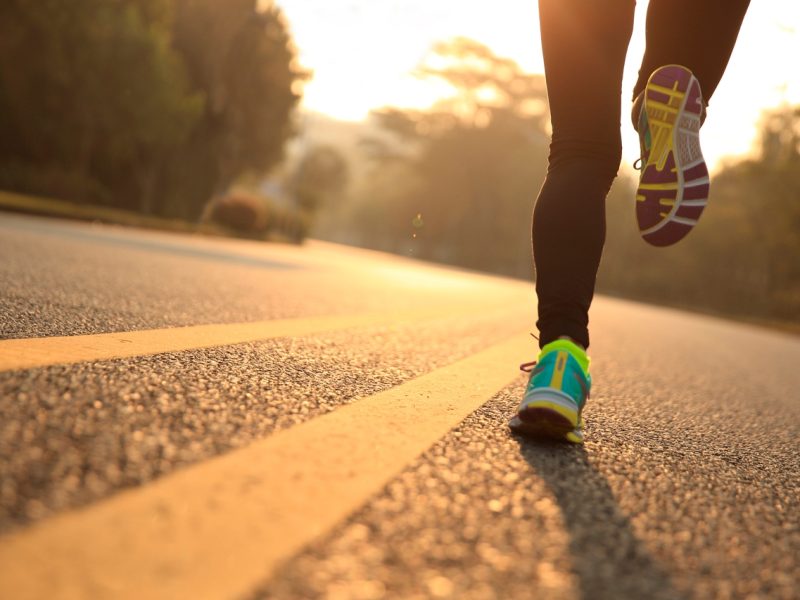 correr-runing-zapatillas-asfalto-atardecer.jpg