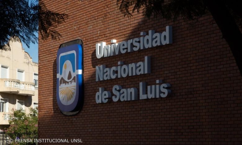 210506-Colocación-Nuevo-Escudo-USNL-3-3-3-1000x600.jpg