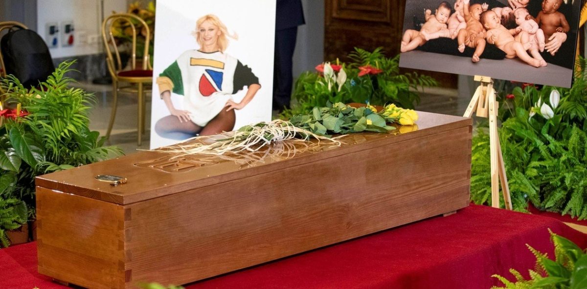 su-feretro-una-austera-caja___fonwDWYz2_1256x620__1.jpg