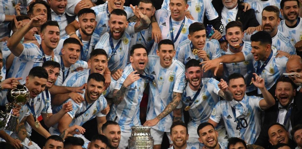 el-plantel-campeon-con-lionel___WAw6D9Fak_1256x620__1.jpg