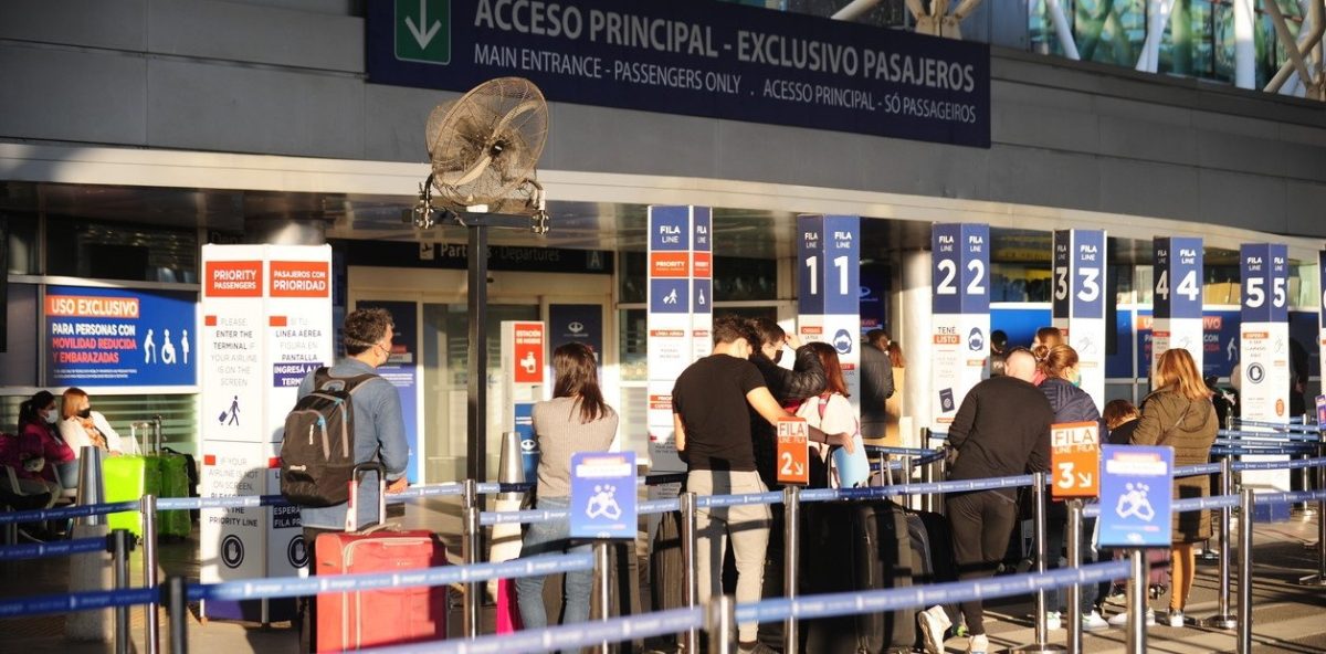 pasajeros-hacen-fila-en-el___6rfgFcwhU_1256x620__1.jpg