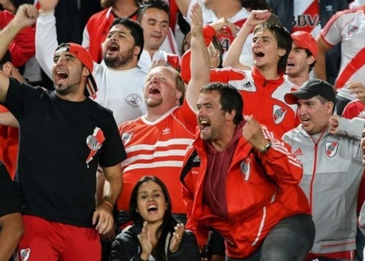 resize_los-hinchas-de-river-se-calentaron-con-el-f-mitchell-750x536.jpg