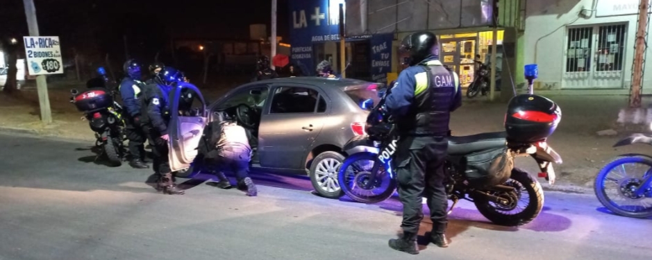 policialesdetenidoebrio.jpg