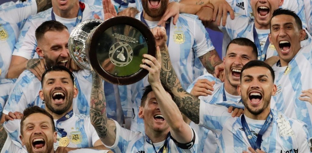 messi-levanta-la-ansiada-copa___BHsOSFa1p_1256x620__1.jpg