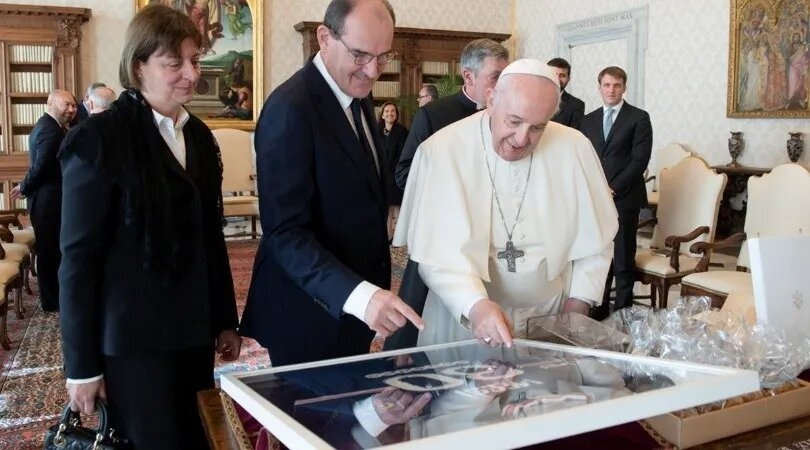 papa_francisco_con_la_camiseta_del_psg_xreutersx.jpg_1956802537.jpg