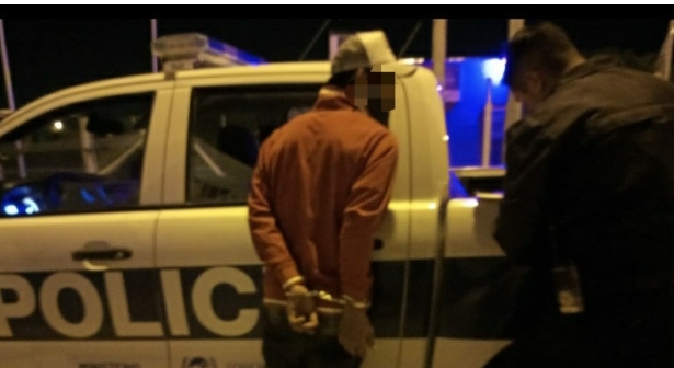 detenidoconarmablanc.jpg