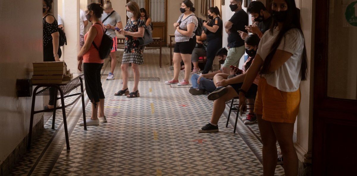 colas-de-personas-para-testearse___5W6tC43Re_1256x620__1.jpg