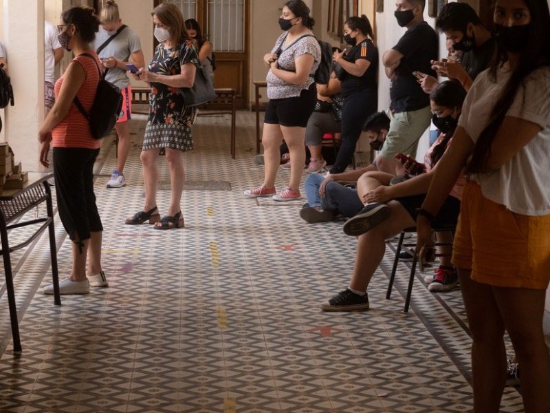 colas-de-personas-para-testearse___5W6tC43Re_1256x620__1.jpg