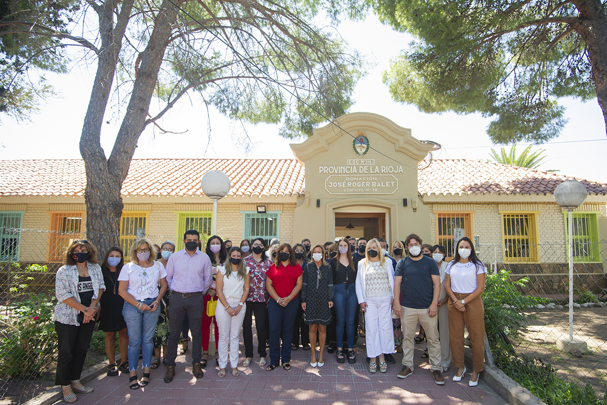 escuela provincia de la rioja frente.jpg