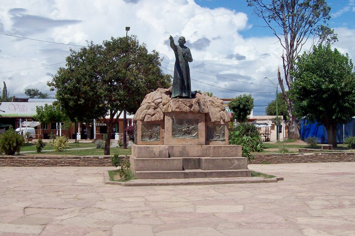 Monumento_al_Cura_Brochero_Plaza_Centenario_de_Villa_Cura_Brochero.jpg