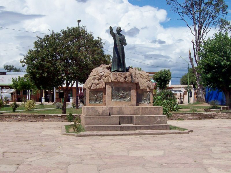 Monumento_al_Cura_Brochero_Plaza_Centenario_de_Villa_Cura_Brochero.jpg