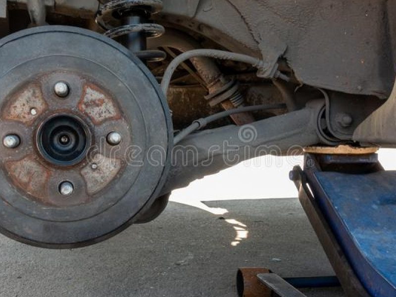 elevación-hidráulica-de-un-auto-sucio-sin-rueda-para-reparación-neumáticos-vehículo-viejo-y-levantado-por-gato-hidráulico-166078441.jpg