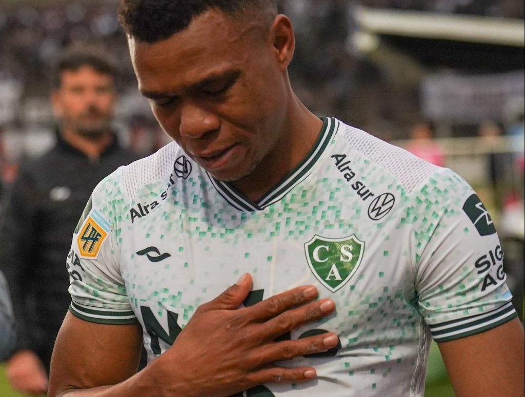 harrinson-mancilla-cancha-campo-juego-sarmiento-platense-gritos-xenofogos-insultos-racistas-discriminacion-racial-jugador-colombiano-hincha-platea-e16