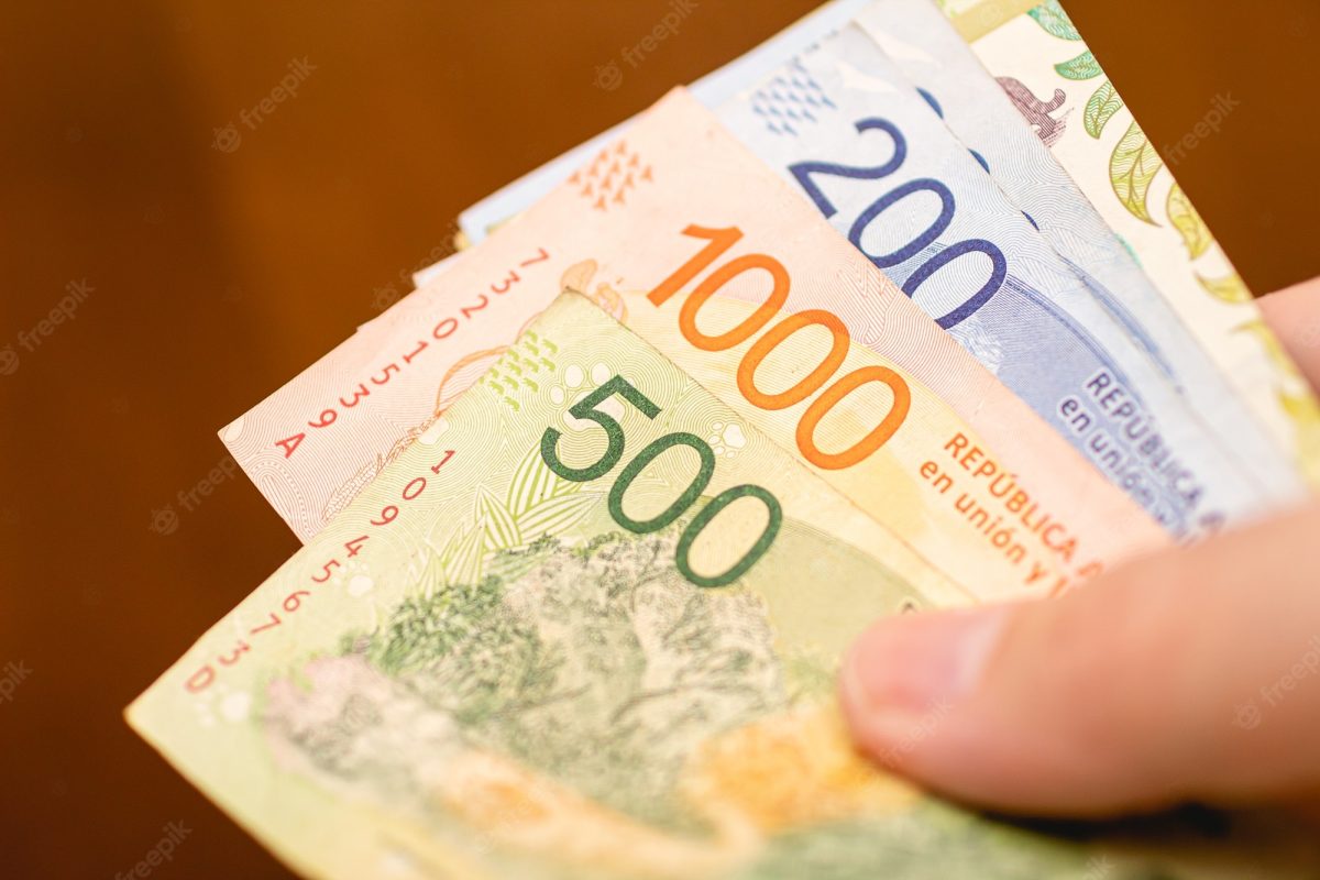hombre-sujetando-su-mano-billetes-dinero-argentina-que-es-peso-argentino-ars_488935-320.jpg