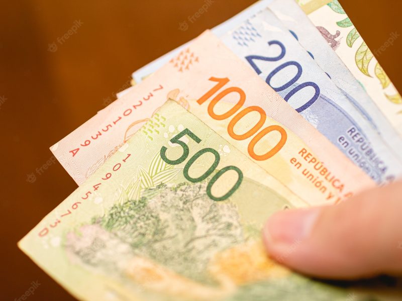hombre-sujetando-su-mano-billetes-dinero-argentina-que-es-peso-argentino-ars_488935-320.jpg
