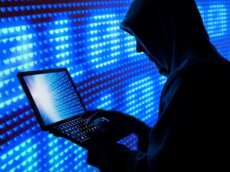 hipertextual-hacker-vacuna-covid-19-1.jpg