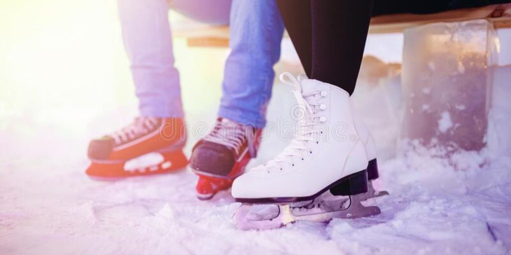 pareja-amante-del-patinaje-sobre-hielo-divirtiéndose-en-las-vacaciones-de-invierno-nieve-iluminación-nocturna-171799363.jpg