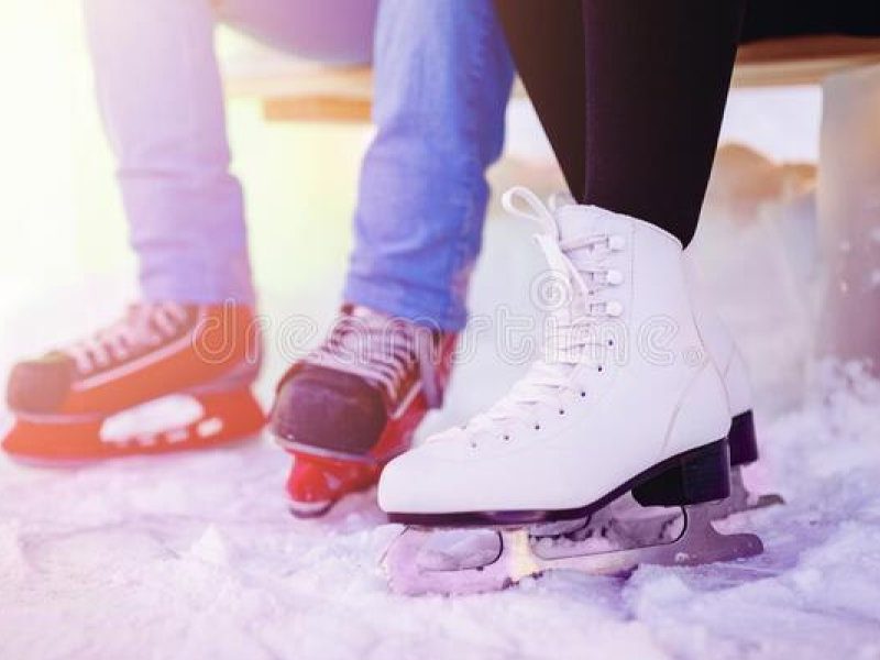 pareja-amante-del-patinaje-sobre-hielo-divirtiéndose-en-las-vacaciones-de-invierno-nieve-iluminación-nocturna-171799363.jpg