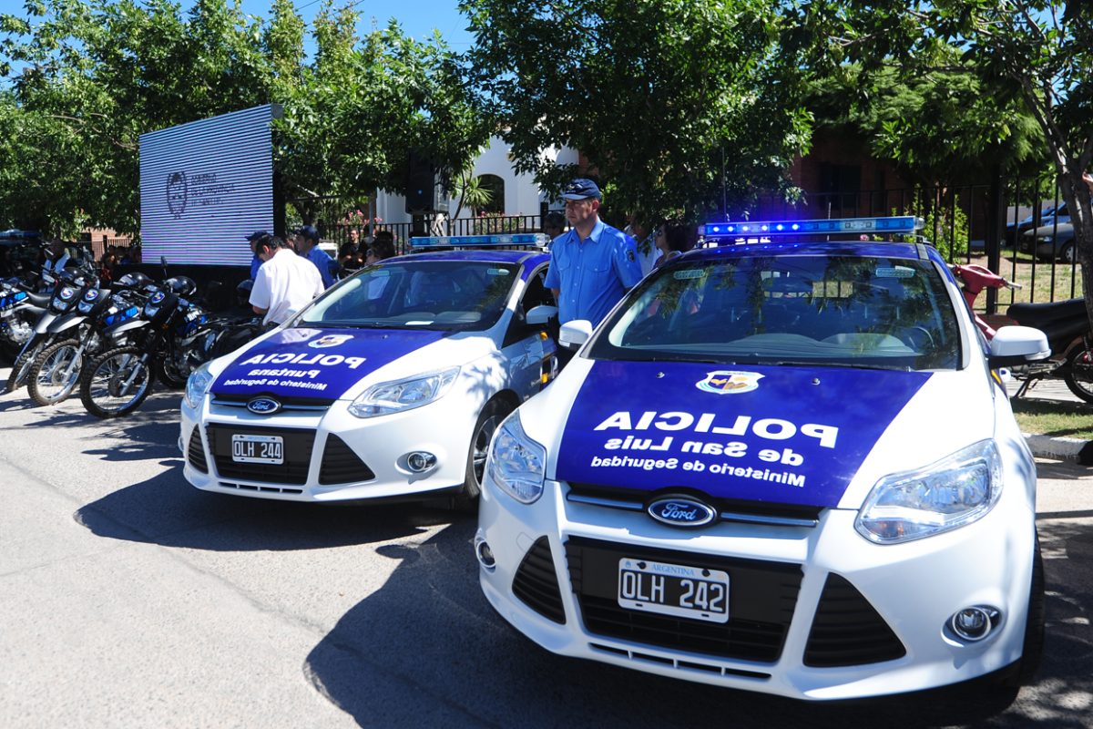 moviles-policiales-entregados-por-poggi-2014.jpg