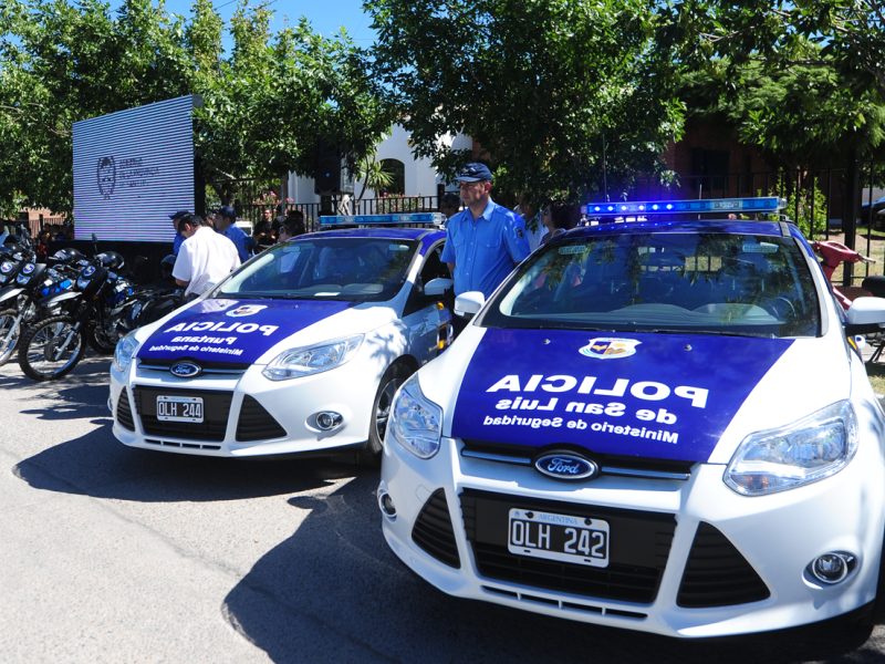 moviles-policiales-entregados-por-poggi-2014.jpg