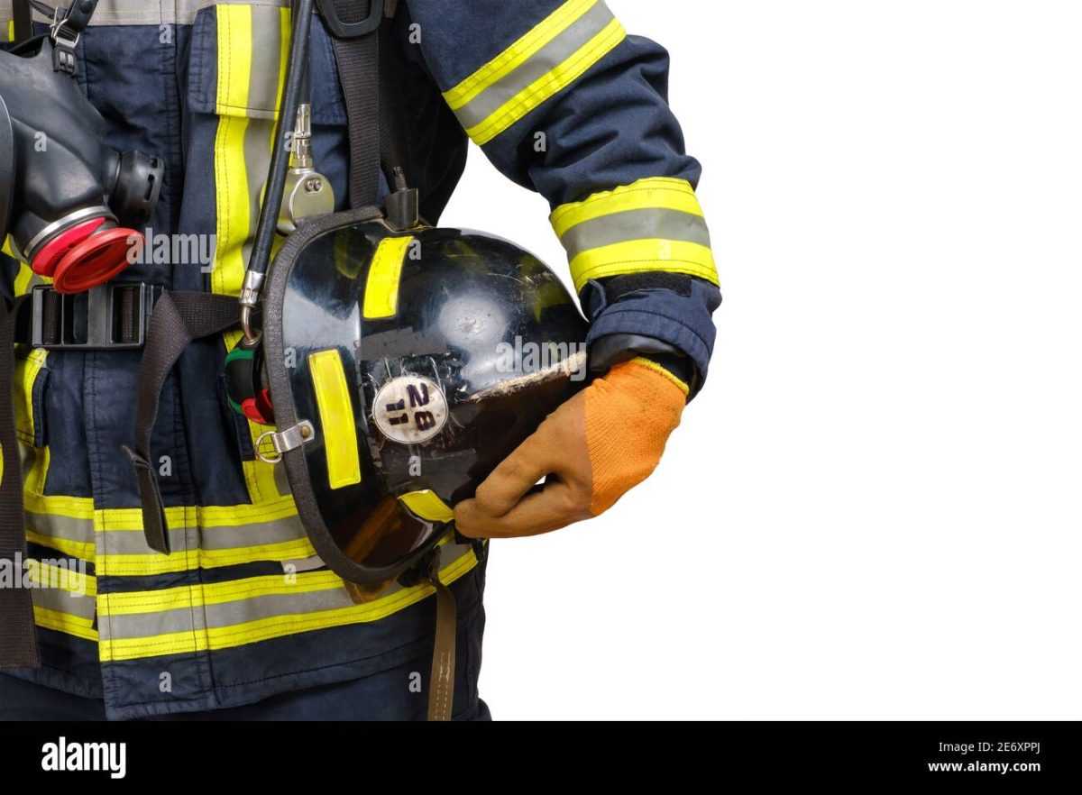 casco-en-mano-de-bombero-no-reconocido-2e6xppj.jpg