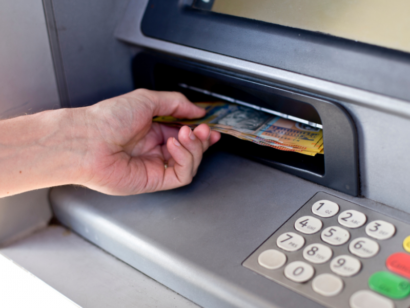 sacar-dinero-efectivo-en-un-cajero-del-banco.png