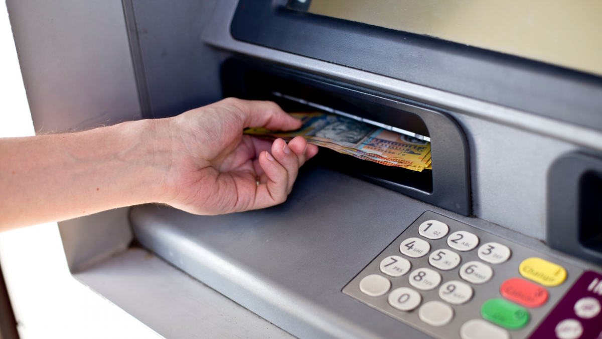 sacar-dinero-efectivo-en-un-cajero-del-banco.png