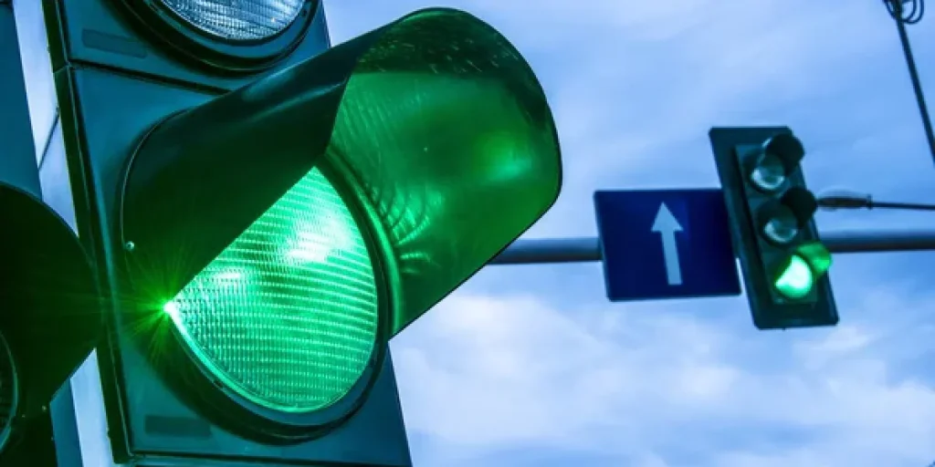 depositphotos_210833522-stock-photo-traffic-lights-over-urban-intersection.jpg