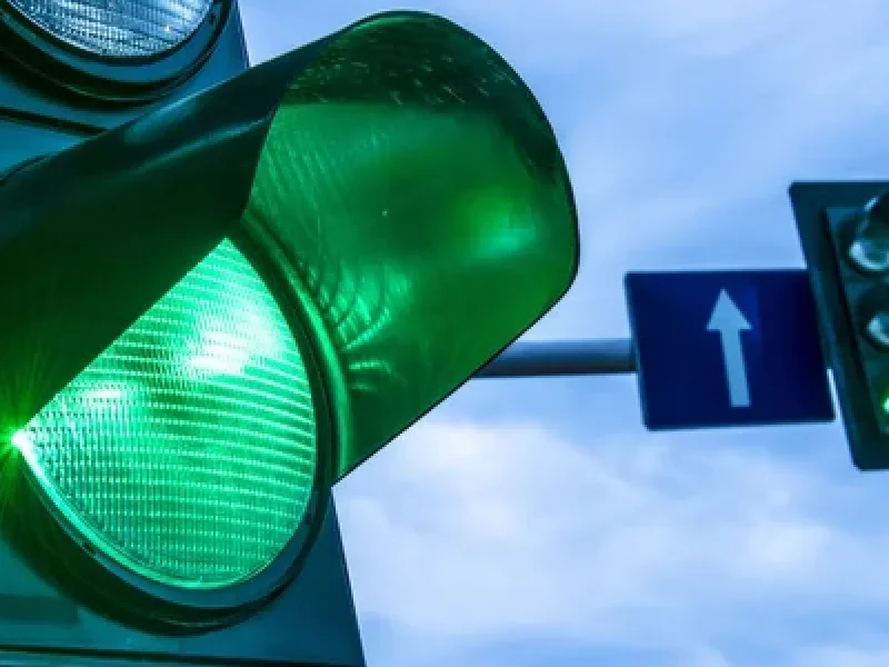 depositphotos_210833522-stock-photo-traffic-lights-over-urban-intersection.jpg