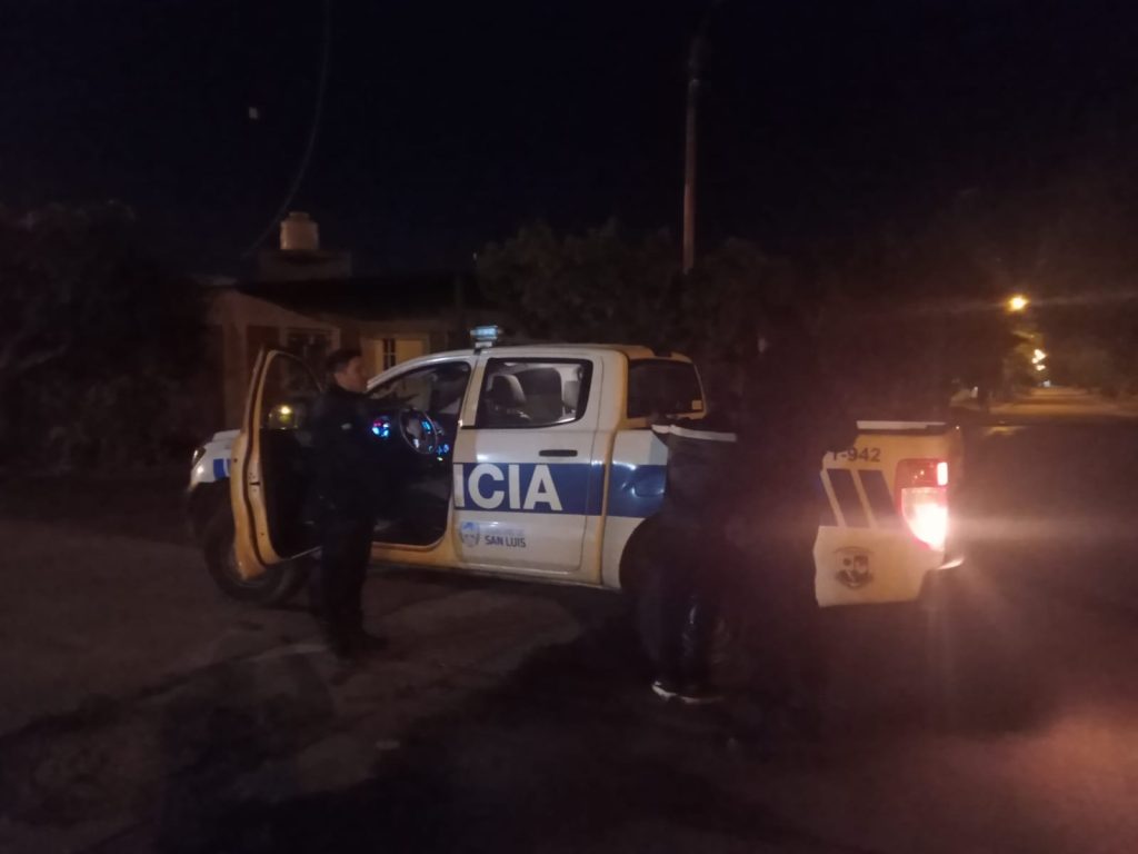 Policias demoran a dos personas en el Boulevart Las Banderas.jpeg