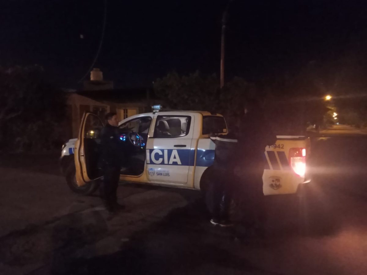 Policias demoran a dos personas en el Boulevart Las Banderas.jpeg