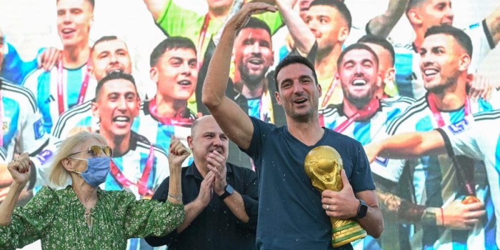 scaloni-recibio-el-homenaje-de-pujato-y-remarco-que-la-seleccion-juega-para-la-gente-1000x600.jpg