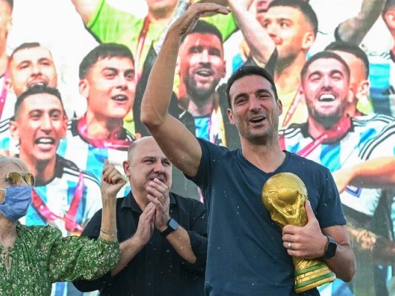 scaloni-recibio-el-homenaje-de-pujato-y-remarco-que-la-seleccion-juega-para-la-gente-1000x600.jpg