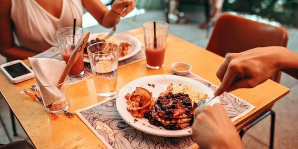 pareja-mujeres-con-novios-poco-atractivos-comen-mas-comida-chatarra-872997.jpg