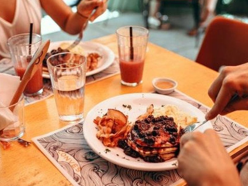 pareja-mujeres-con-novios-poco-atractivos-comen-mas-comida-chatarra-872997.jpg