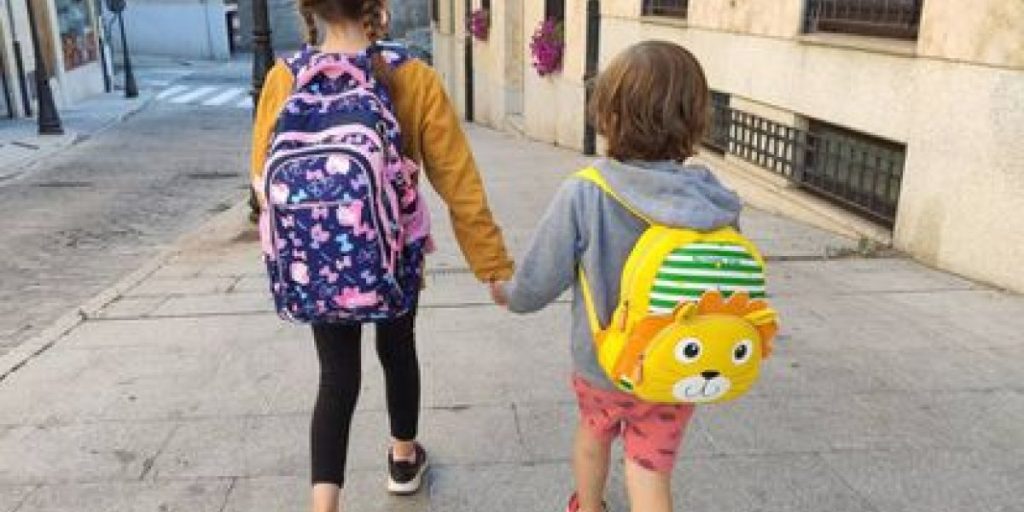 chicos entrando a la escuela