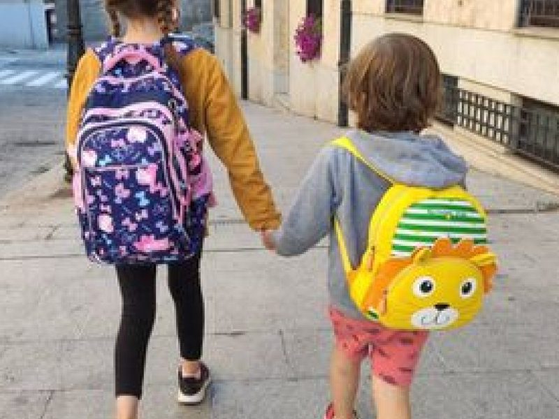 chicos entrando a la escuela