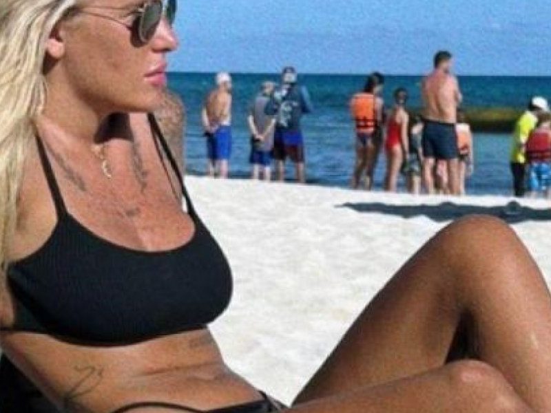 modelo muerta en una playa