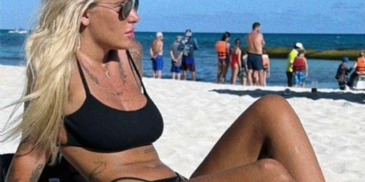 modelo muerta en una playa