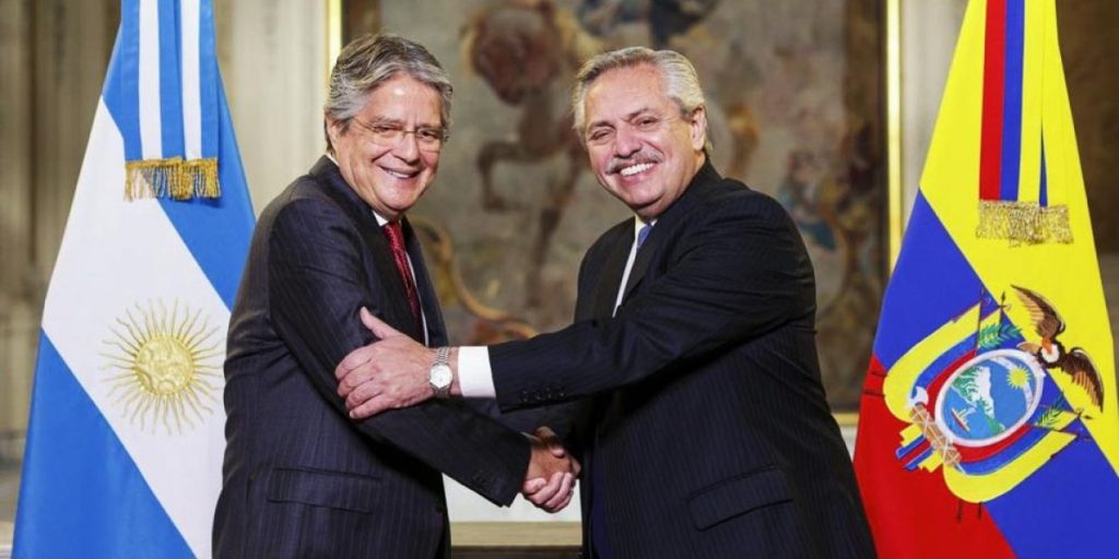 alberto-fernandez-y-su-par-de-ecuador-guillermo-lasso-20220418-1342926.jpg