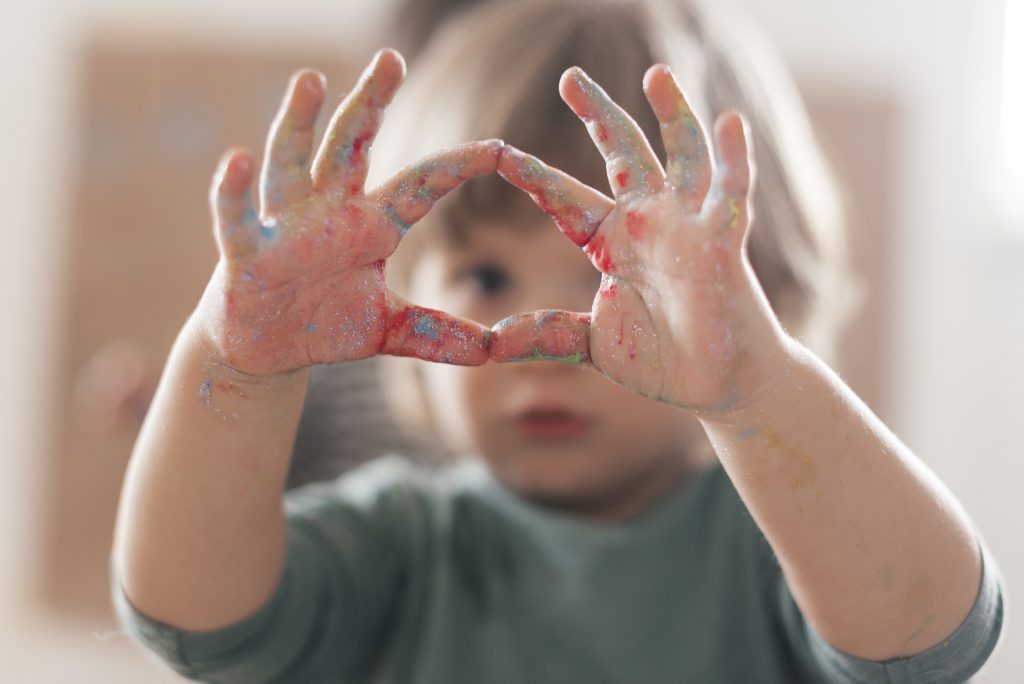 pequeno-nino-pintando-como-artista.jpg