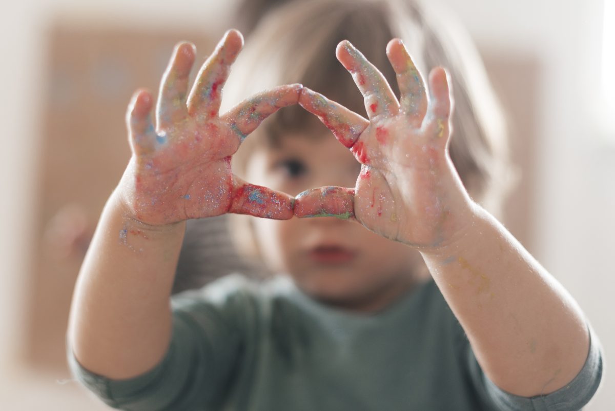 pequeno-nino-pintando-como-artista.jpg