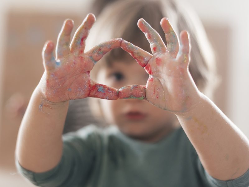 pequeno-nino-pintando-como-artista.jpg