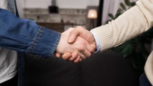 padre-e-hijo-estrecharme-mano.jpg